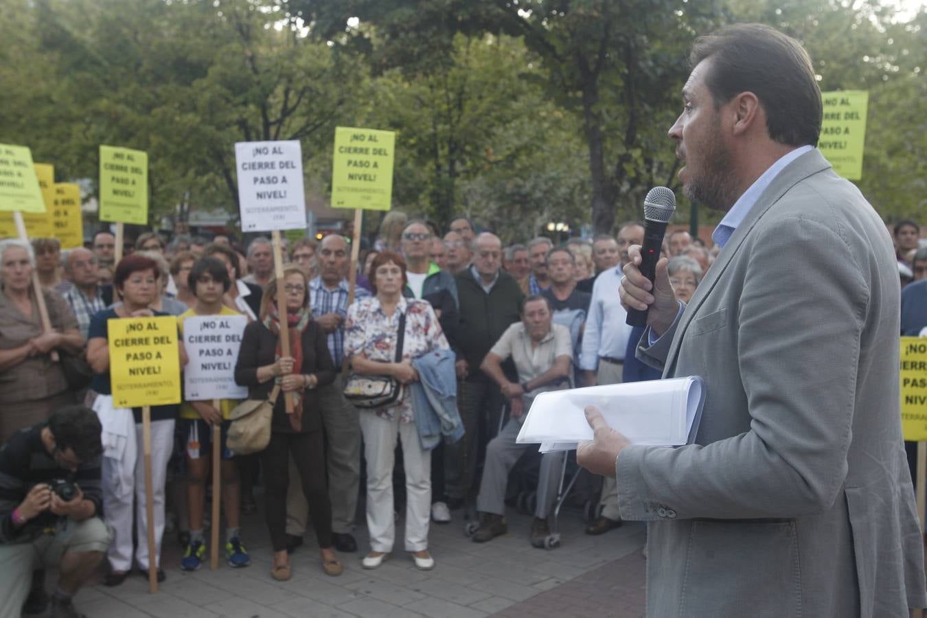 El alcalde de Valladolid, Óscar Puente, participa en una asamblea en la calle con vecinos de Pilarica