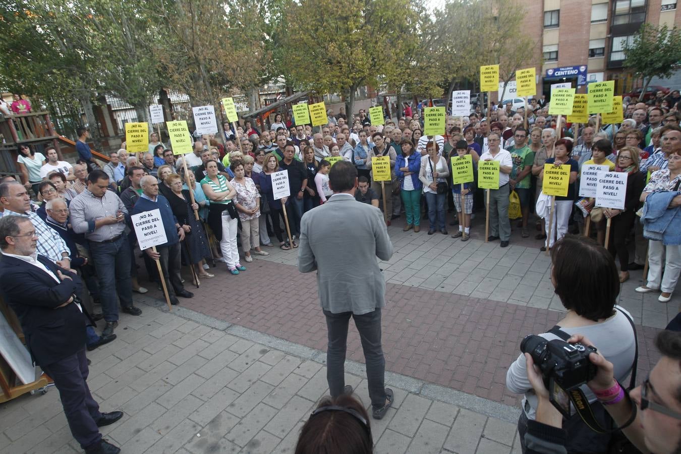 El alcalde de Valladolid, Óscar Puente, participa en una asamblea en la calle con vecinos de Pilarica