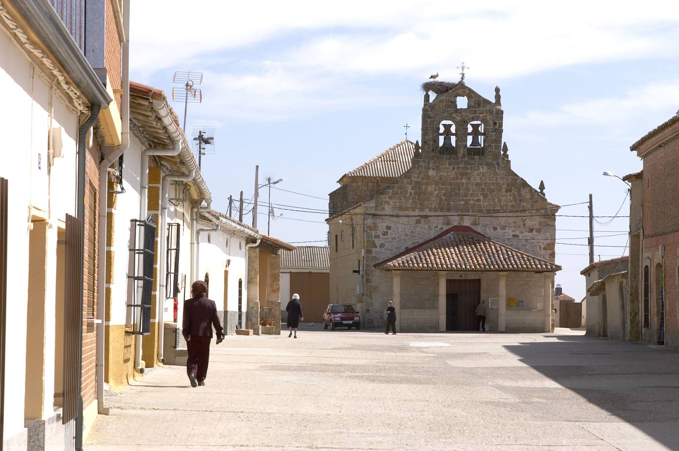 Cazurra. Zamora. Localidad situada a 10 kilómetros de la ciudad de Zamora. Sus principales atractivos son la iglesia parroquial de San Martín de Tours, de los siglos XVII y XVIII principalmente, que alberga en su interior una talla gótica conocida como El Cristo de El Sardonal.