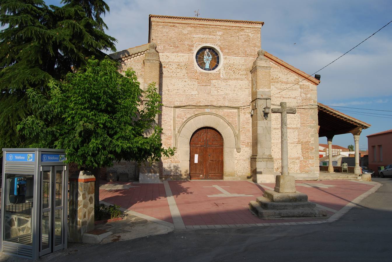 Flores de Ávila. Ávila. Se encuentra a 55 km. de la capital. Forma parte de la comarca tradicional de la Moraña y del partido judicial de Arévalo. Es un típico pueblo de la comarca de la Moraña, rodeado por la estepa cerealística, en el que las antiguas casas de adobe y tapial van siendo sustituidas por las nuevas construcciones.