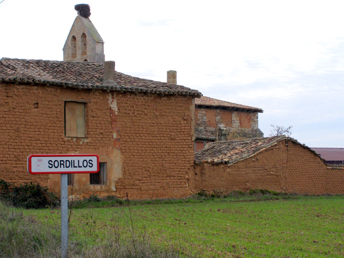 Sordillos. Burgos. Este municipio del oeste burgalés cuenta con una población muy reducida, ya que apenas engloba una treintena de habitantes. Se encuentra situado en la comarca de Odra Pisuerga, a 44 Kilómetros de Burgos.