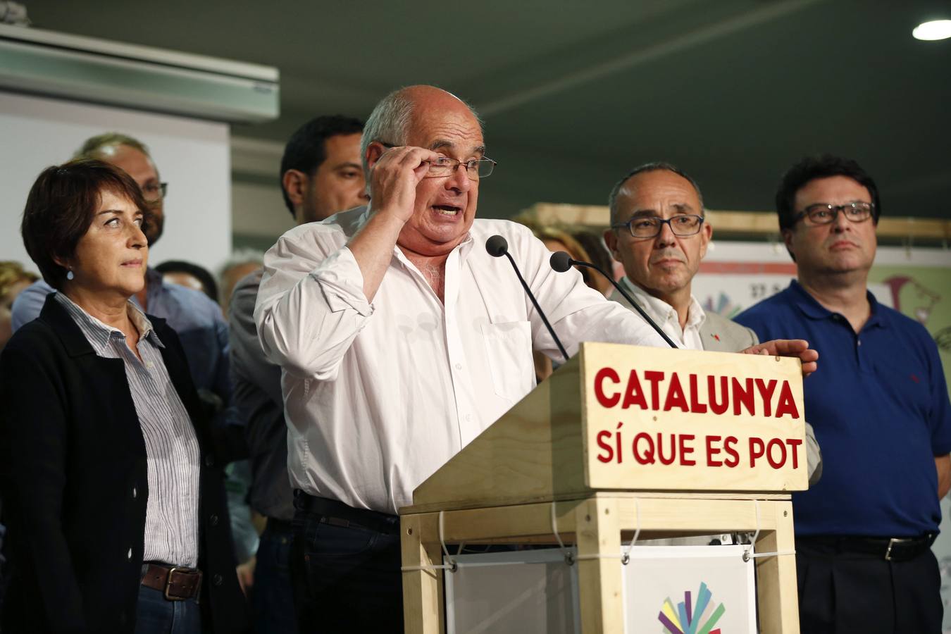 El candidato de Catalunya Sí que es Pot, Lluís Rabell (c) durante la rueda de prensa que ha ofrecido para valorar los resultados obtenidos en las elecciones catalanas.