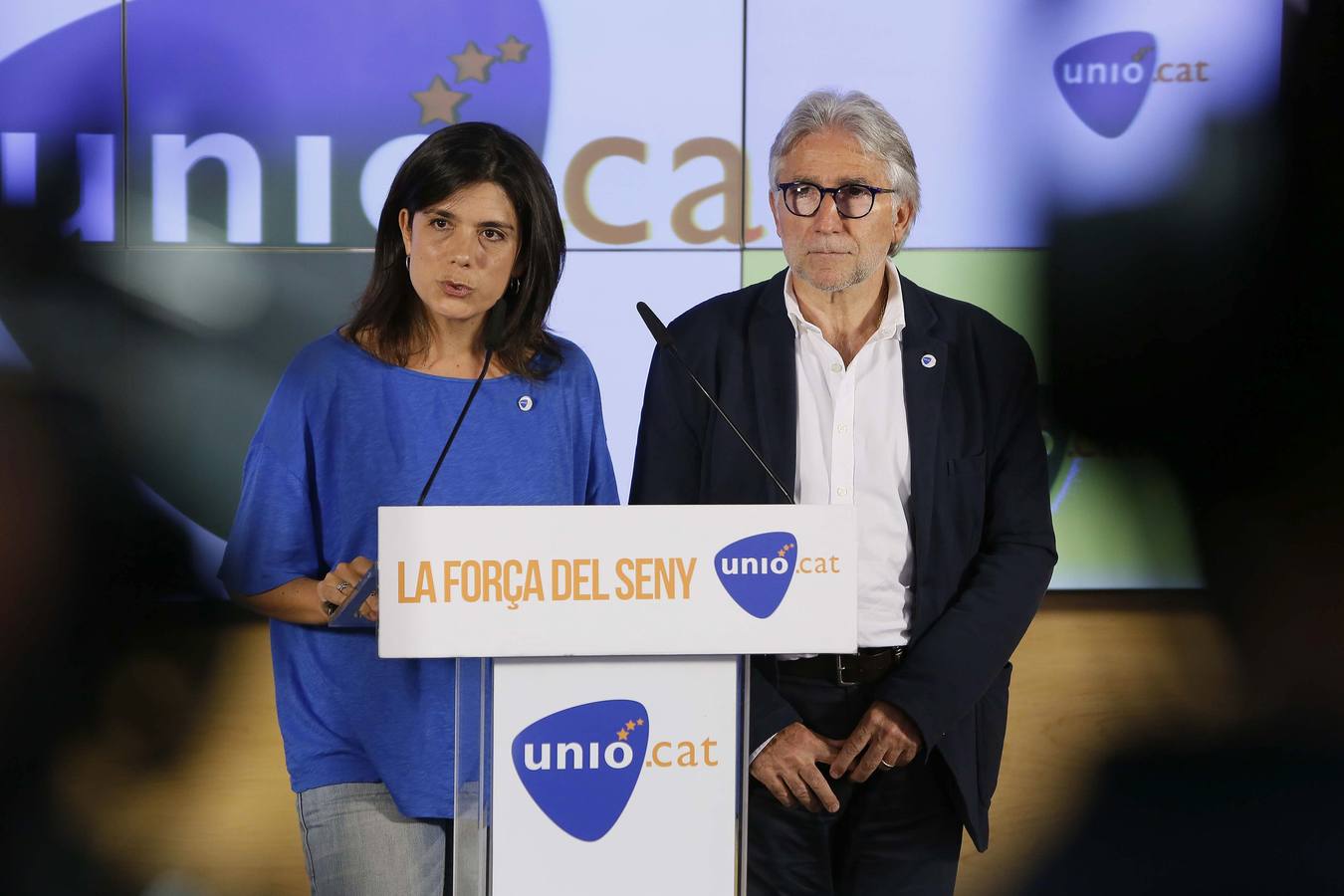 La portavoz de Unión Democrática de Cataluña, Montserrat Surroca y el candidato por la lista de Barcelona, Josep Sánchez, durante su valoración de la participación en las elecciones catalanasa.