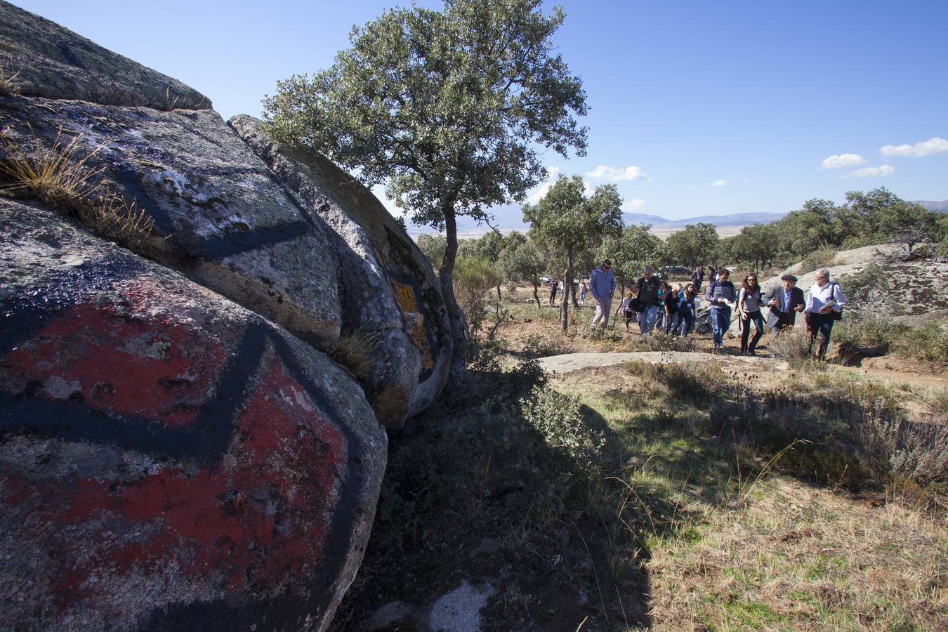 Inauguración de la piedras pintadas de Agustín Ibarrola en Muñogalindo (Ávila)