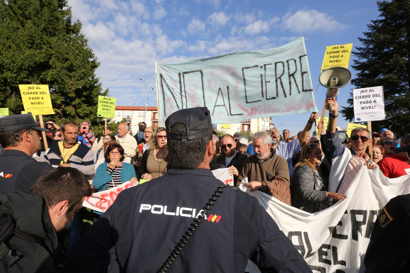 Los vecinos de Pilarica esperan a Rajoy en la estación de trenes de Valladolid