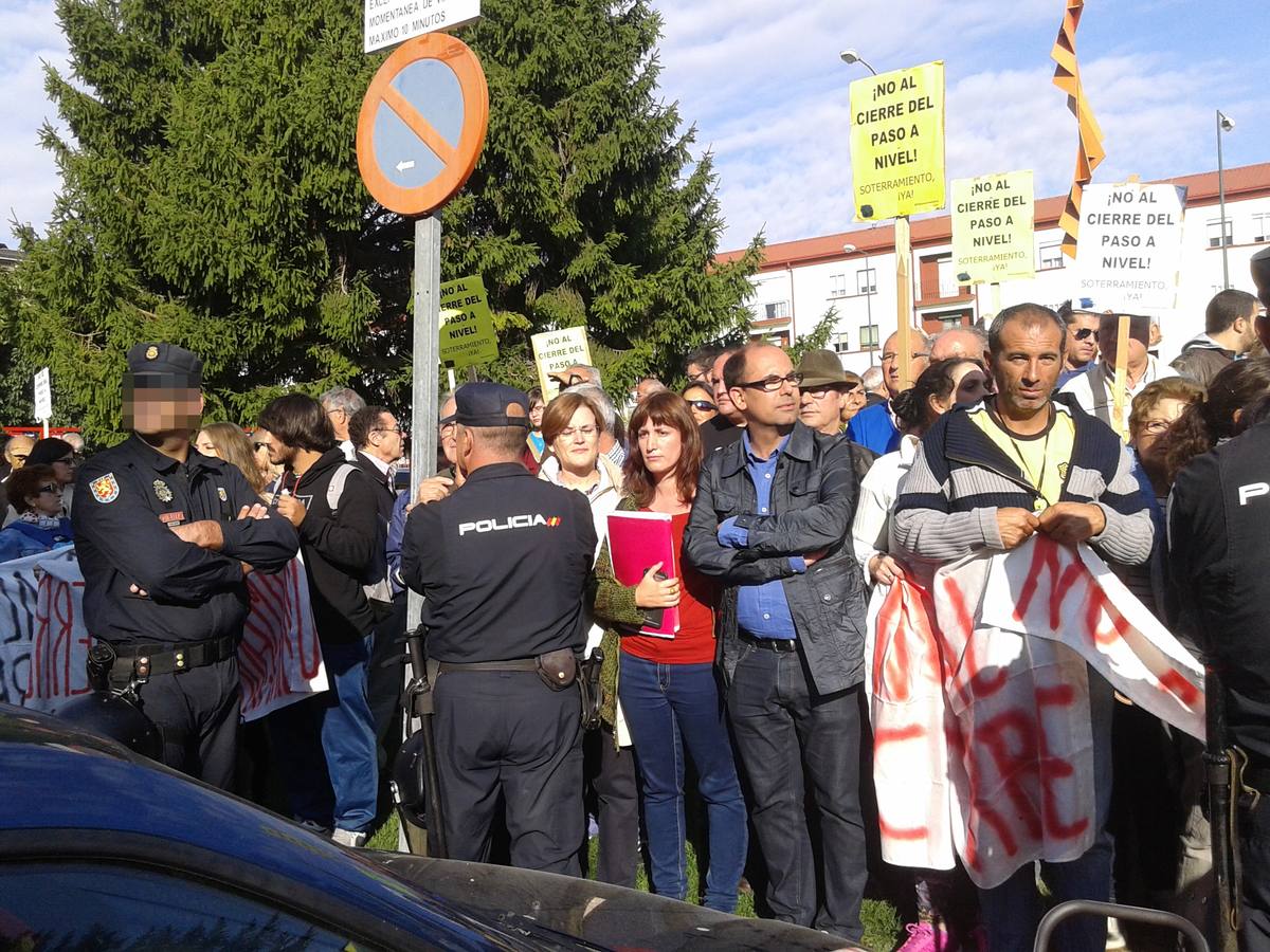 Los vecinos de Pilarica esperan a Rajoy en la estación de trenes de Valladolid