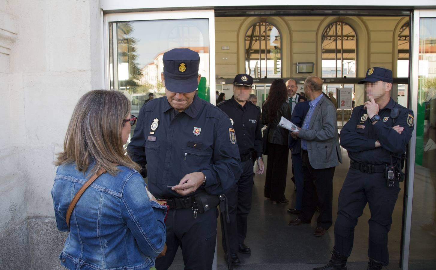 Los vecinos de Pilarica esperan a Rajoy en la estación de trenes de Valladolid