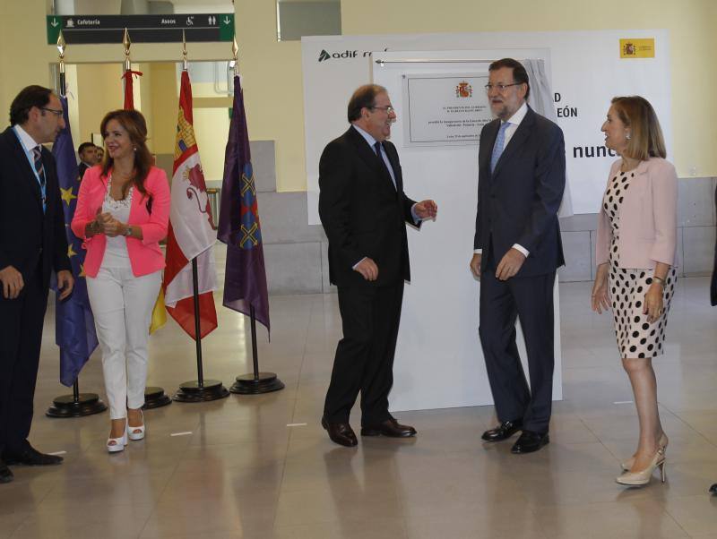 Alfonso Polanco, Silvia Clemente, Juan Vicente Herrera, Mariano Rajoy y Ana Pastor en la estación de Palencia.