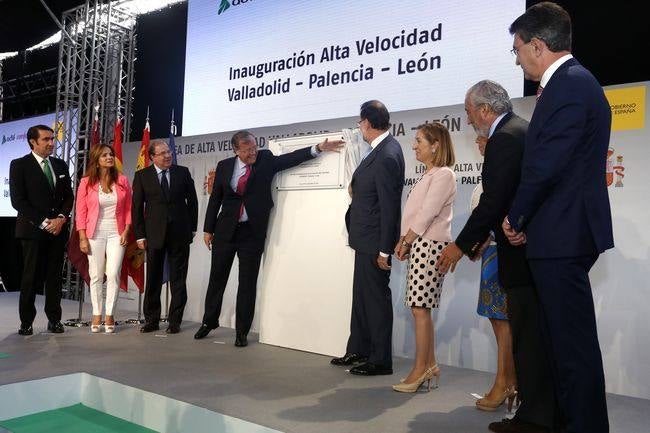 Juan Carlos Suárez Quiñones, Silvia Clemente, Juan Vicente Herrera, Mariano Rajoy y Ana Pastor observan como Antonio Silván muestra la placa conmemorativa de la inauguración.