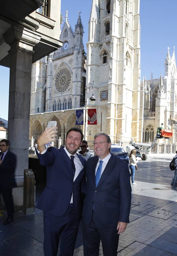 El alcalde de Valladolid, Óscar Puente, visita León (1/2)
