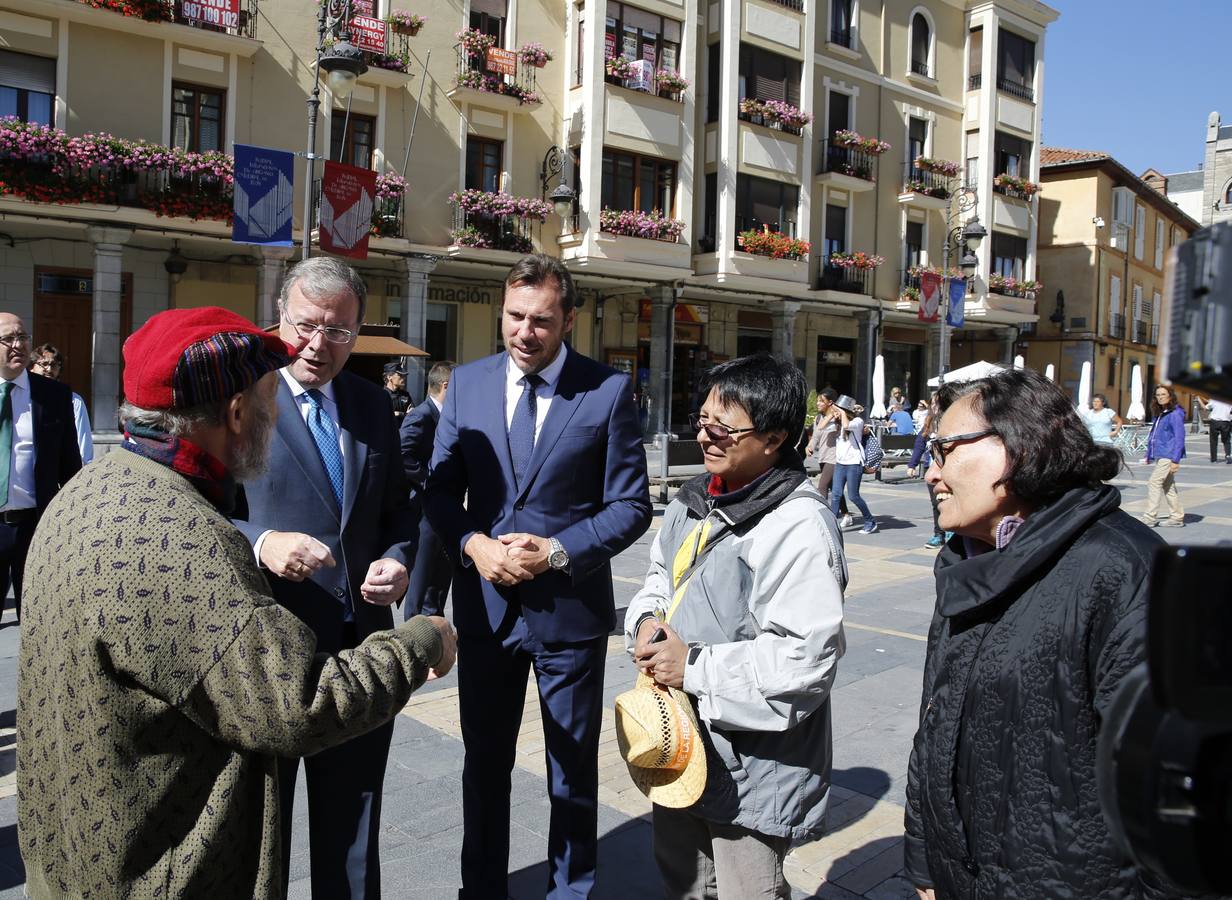 El alcalde de Valladolid, Óscar Puente, visita León (1/2)