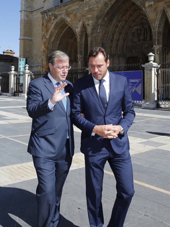 El alcalde de Valladolid, Óscar Puente, visita León (1/2)