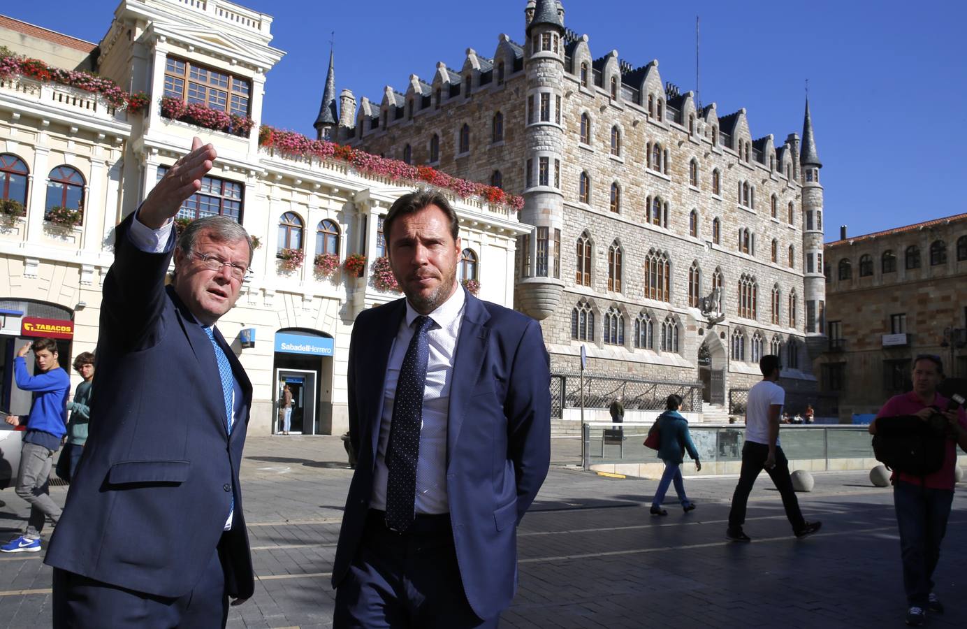El alcalde de Valladolid, Óscar Puente, visita León (1/2)
