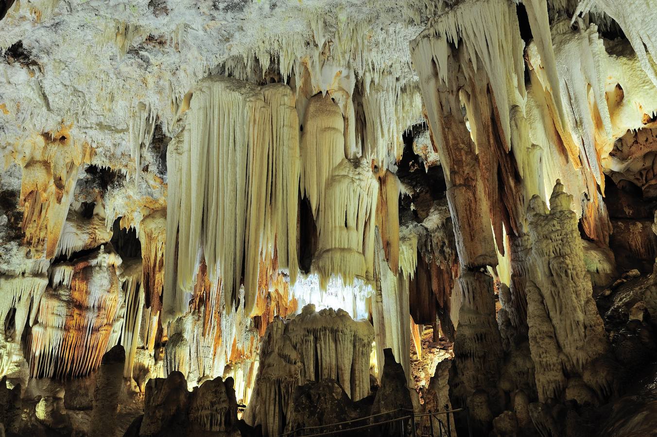 Cuevas del Águila. Arenas de San Pedro (Ávila). Están situadas al sur de la provincia de Ávila, en pleno Valle del Tiétar. Fruto de la casualidad, las cuevas se descubrieron en 1963 y, después de numerosos trabajos de acondicionamiento, las cavidades se abrieron al público un año después. La Gran Sala de la Caverna atesora formaciones caprichosas: columnas, estalactitas, gours y numerosas capas de arcilla que cubren las galerías siguientes.