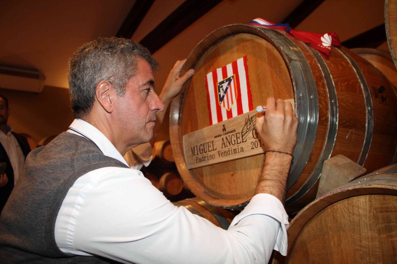 El consejero delegado del Atlético de Madrid, padrino de la vendimia 2015 de Dehesa de los Canónigos (Valladolid)