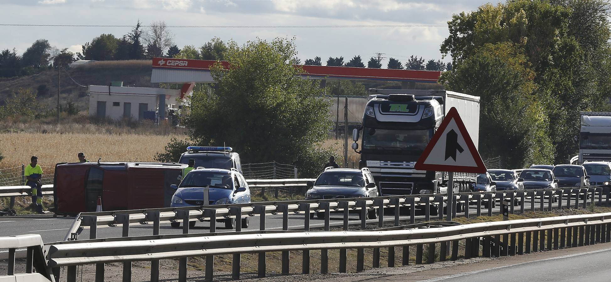 Un accidente provoca retenciones de tráfico en la A-62 en el retorno del puente del Pilar