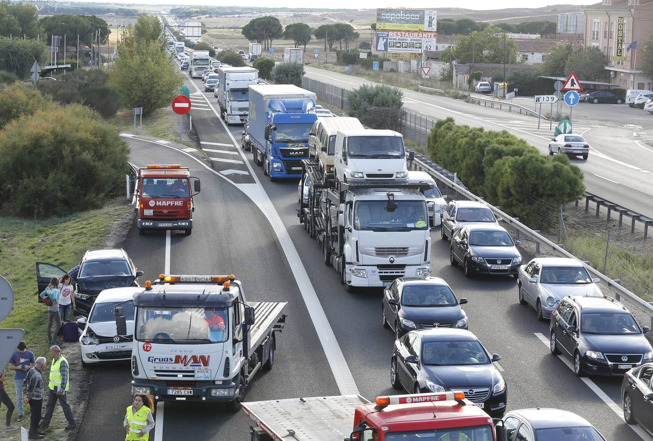 Un accidente provoca retenciones de tráfico en la A-62 en el retorno del puente del Pilar