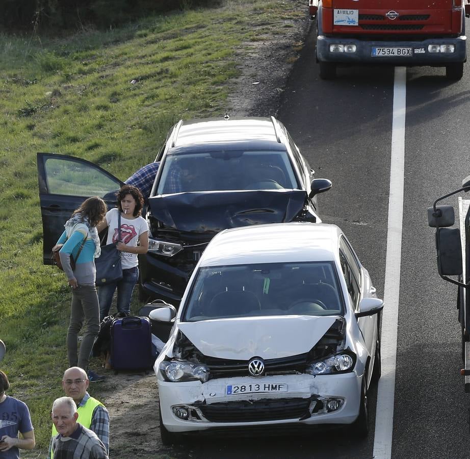 Un accidente provoca retenciones de tráfico en la A-62 en el retorno del puente del Pilar