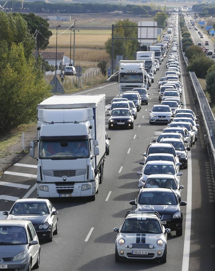 Un accidente provoca retenciones de tráfico en la A-62 en el retorno del puente del Pilar