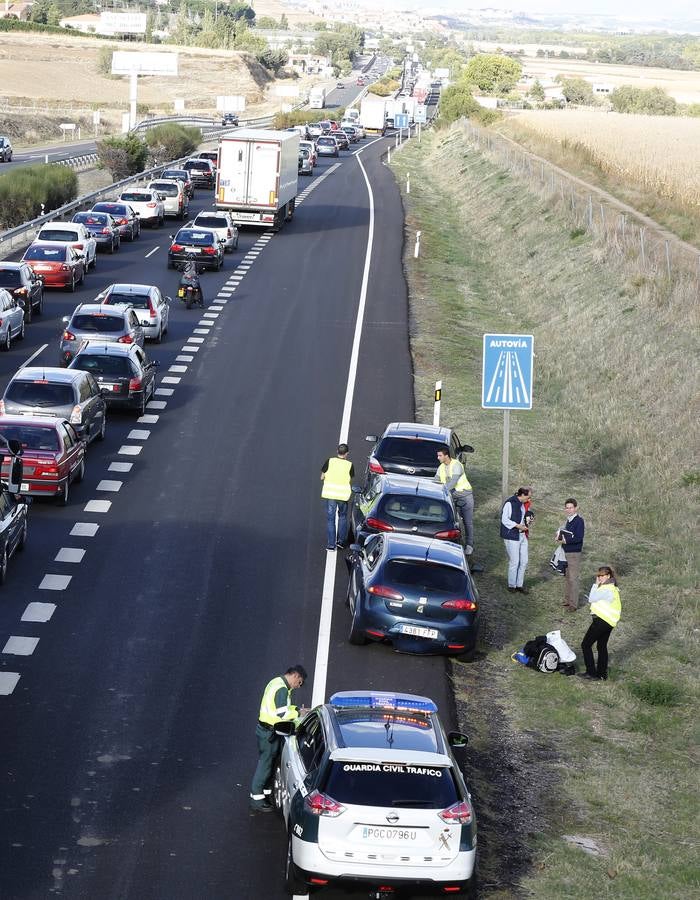 Un accidente provoca retenciones de tráfico en la A-62 en el retorno del puente del Pilar