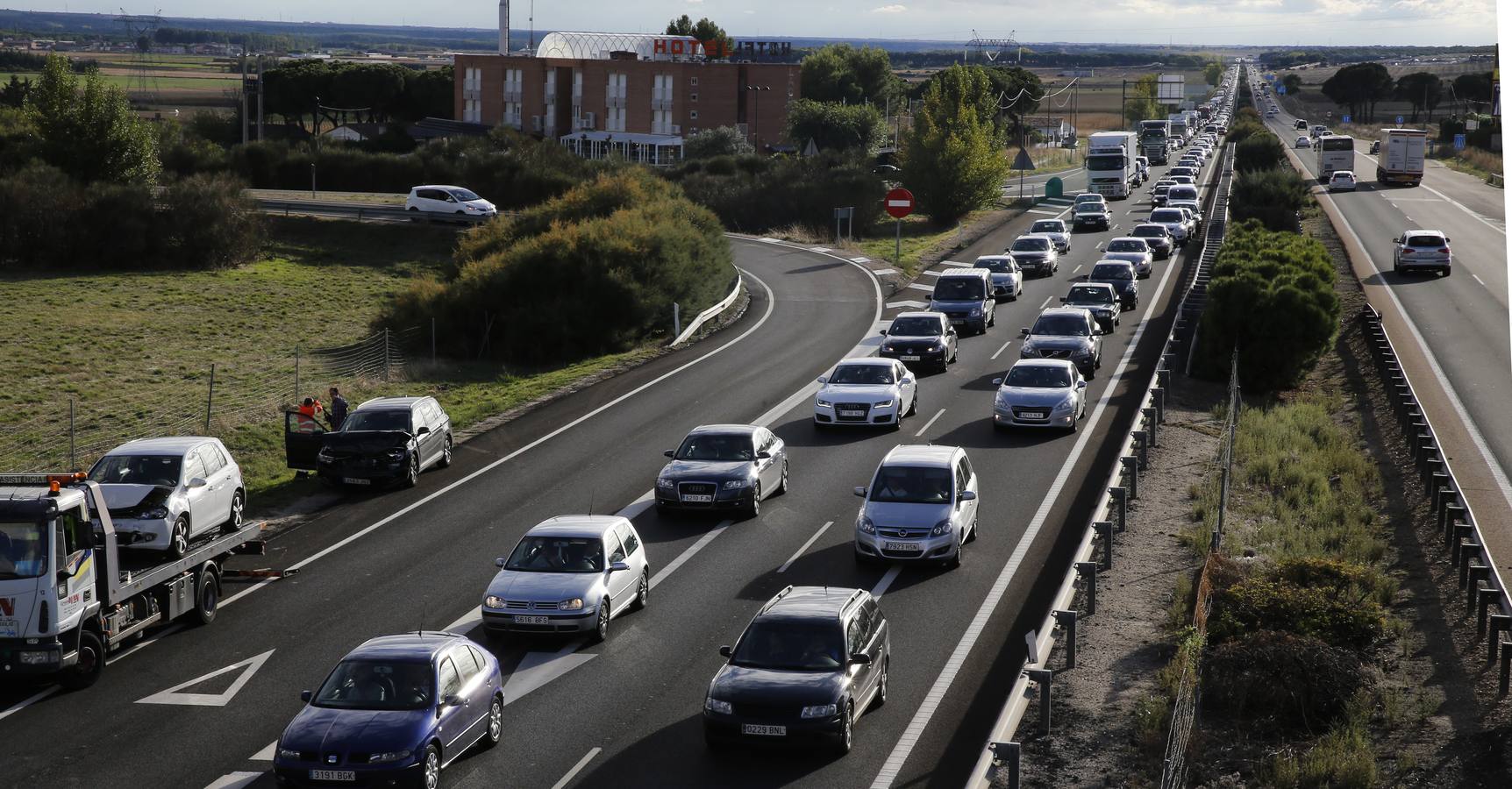 Un accidente provoca retenciones de tráfico en la A-62 en el retorno del puente del Pilar