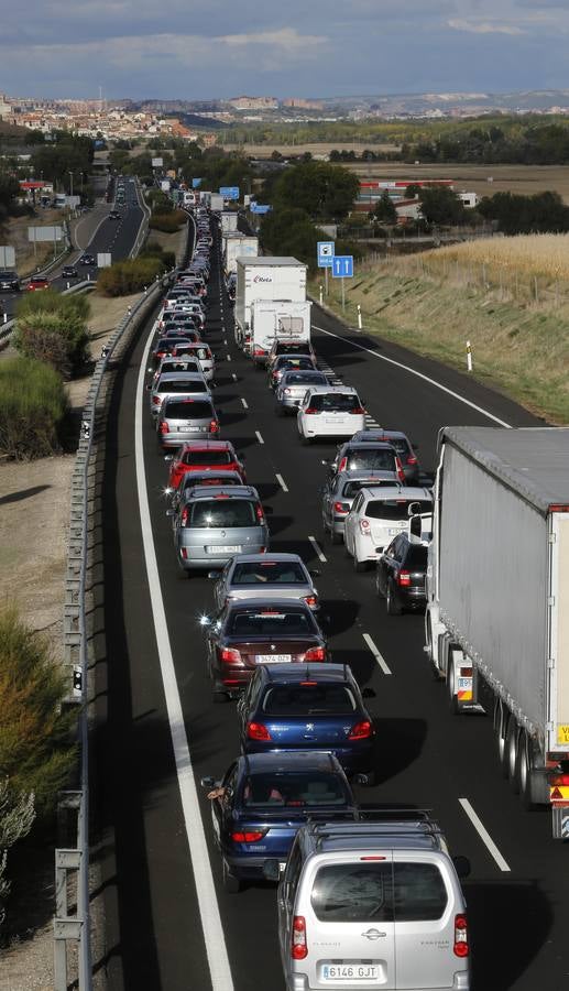 Un accidente provoca retenciones de tráfico en la A-62 en el retorno del puente del Pilar