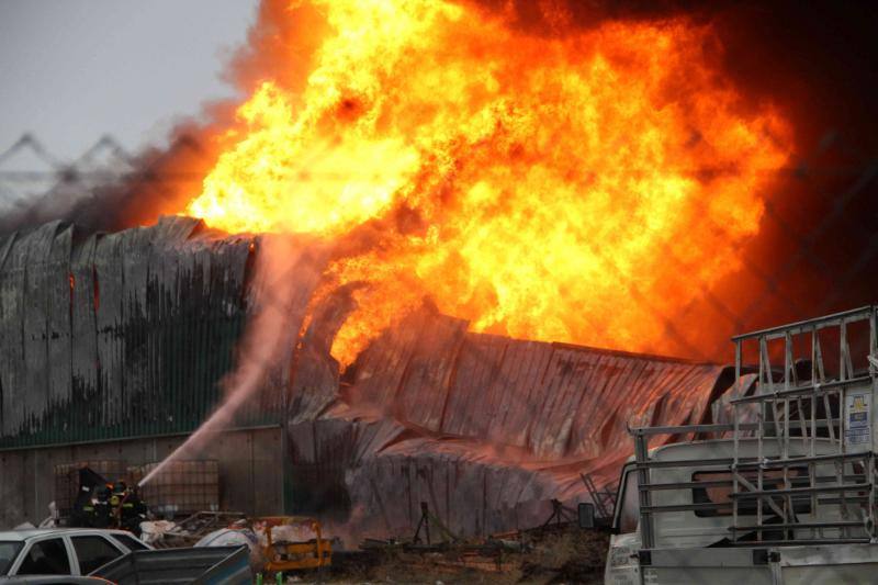 Un incendio carboniza una nave de patatas en Campaspero