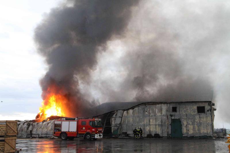 Un incendio carboniza una nave de patatas en Campaspero
