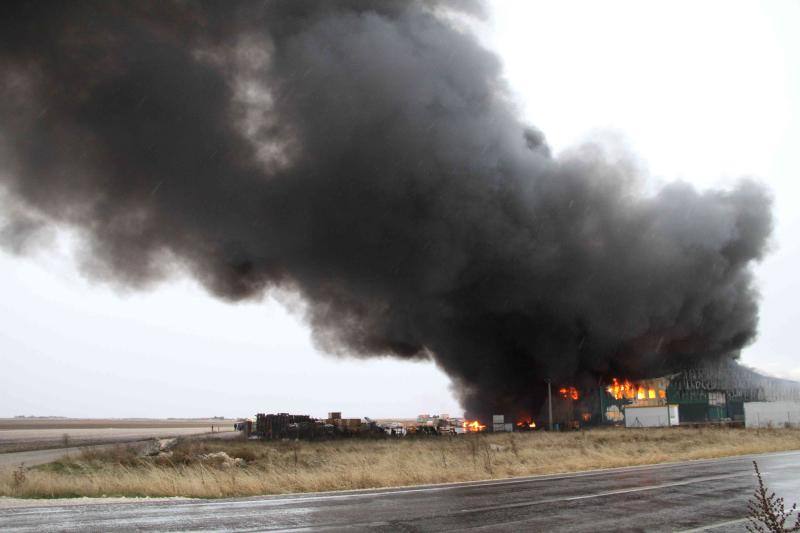Un incendio carboniza una nave de patatas en Campaspero