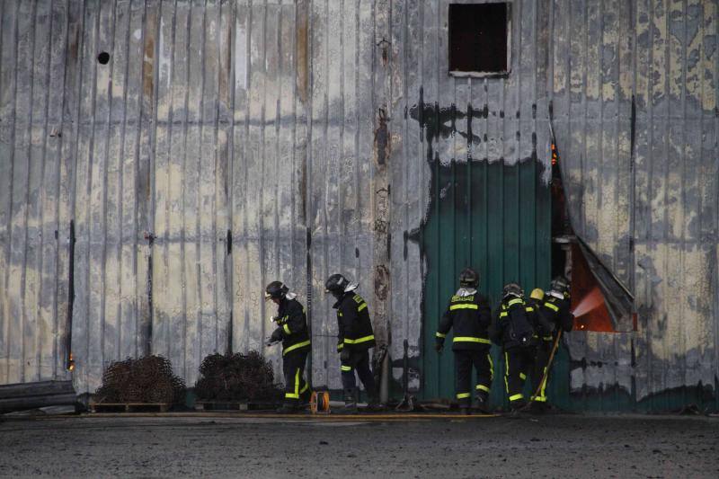 Un incendio carboniza una nave de patatas en Campaspero