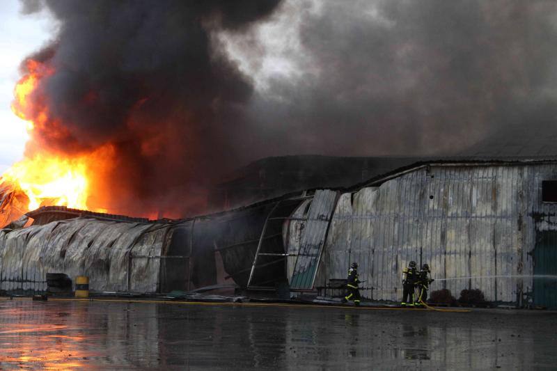 Un incendio carboniza una nave de patatas en Campaspero