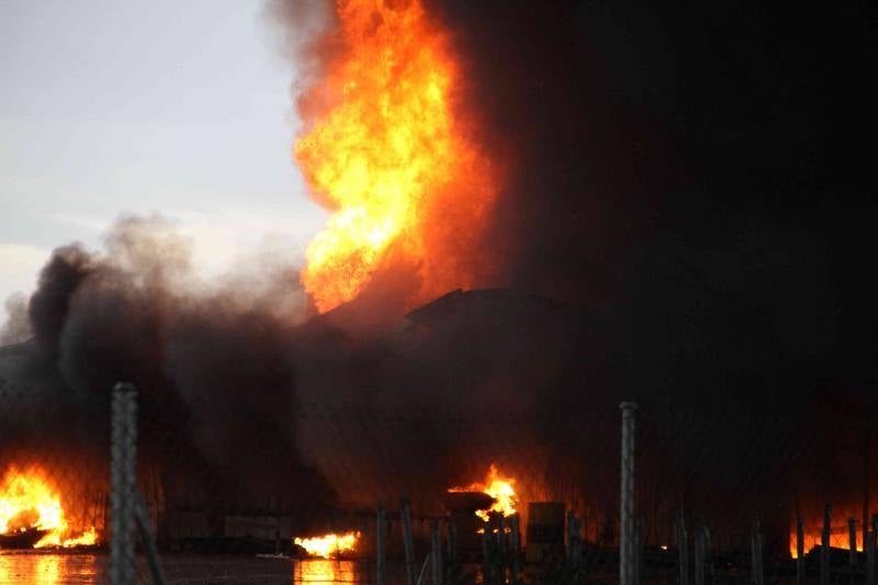 Un incendio carboniza una nave de patatas en Campaspero
