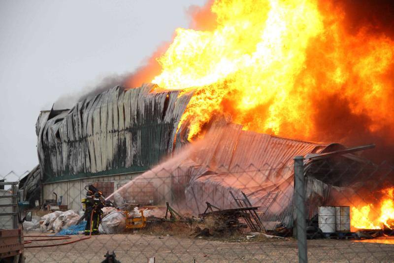 Un incendio carboniza una nave de patatas en Campaspero