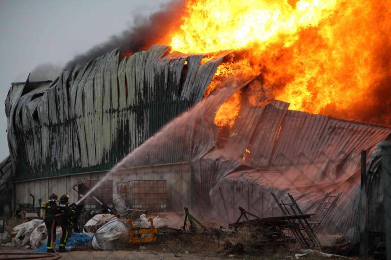 Un incendio carboniza una nave de patatas en Campaspero