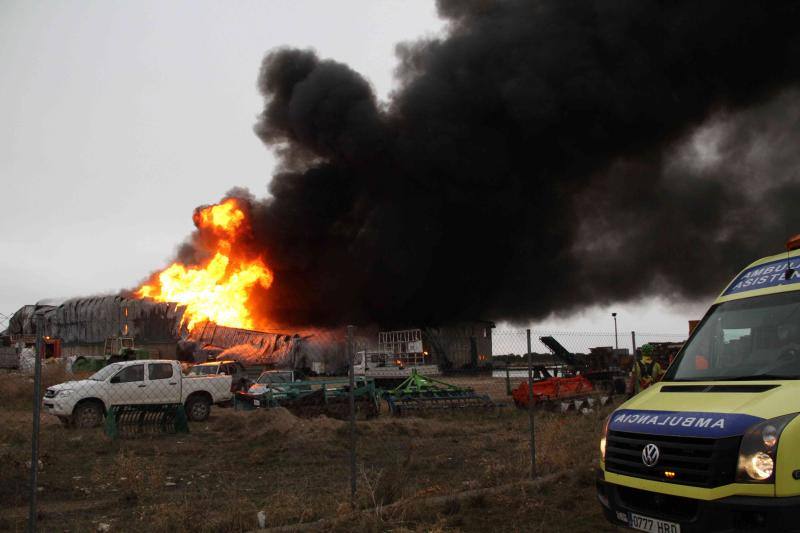 Un incendio carboniza una nave de patatas en Campaspero