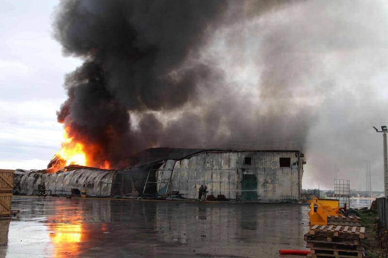 Un incendio carboniza una nave de patatas en Campaspero