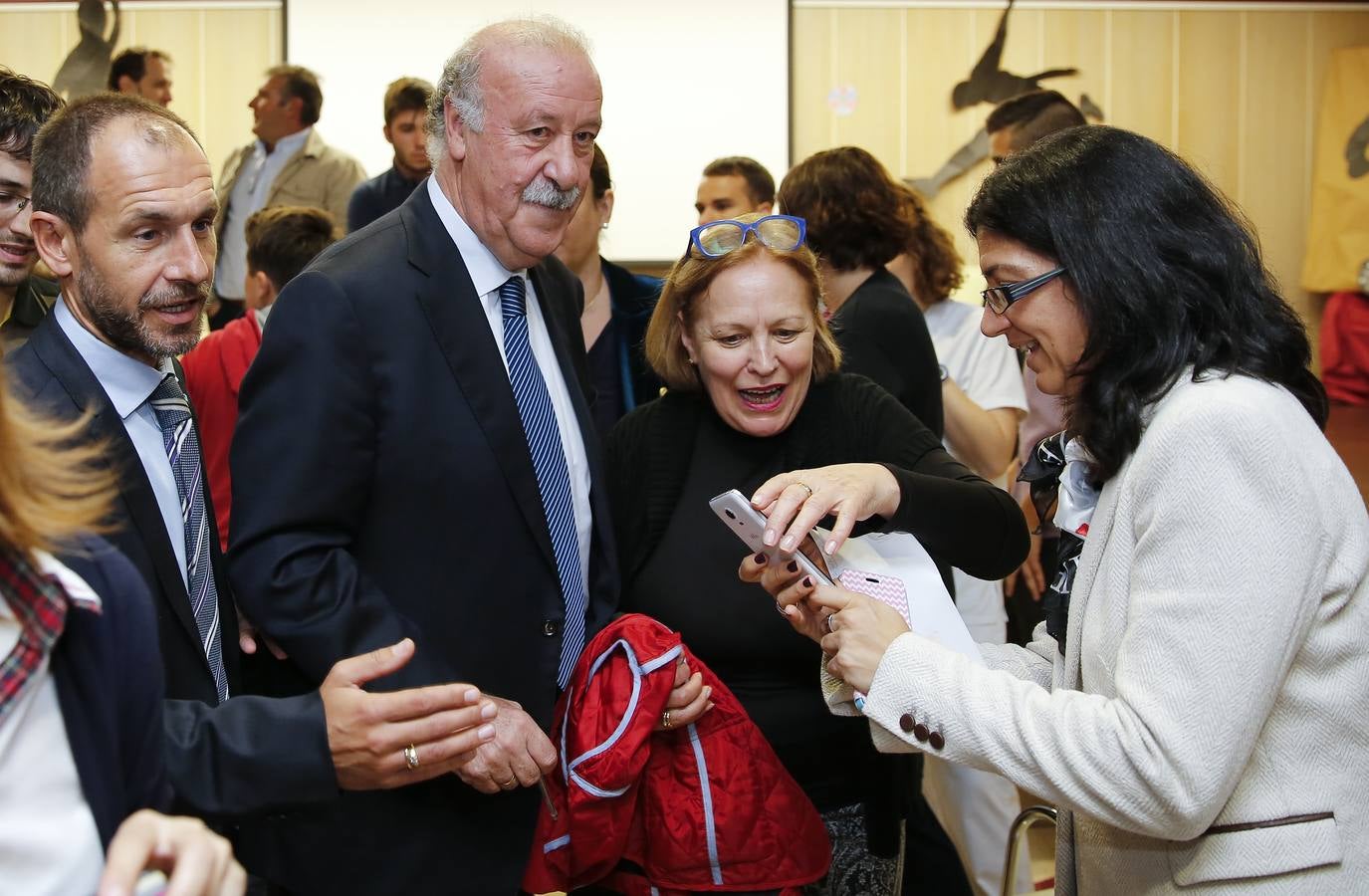 Vicente del Bosque visita el centro hospitalario Benito Menni de Valladolid