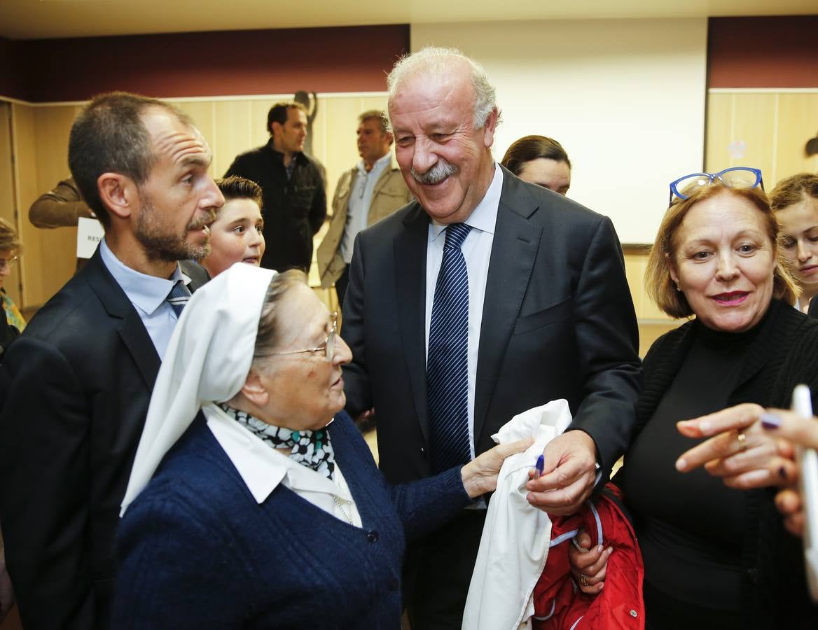 Vicente del Bosque visita el centro hospitalario Benito Menni de Valladolid