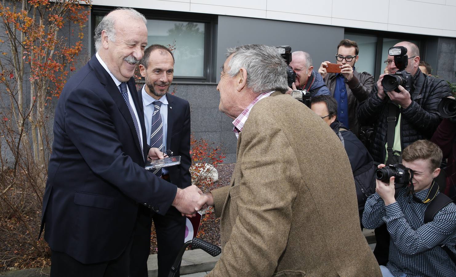 Vicente del Bosque visita el centro hospitalario Benito Menni de Valladolid