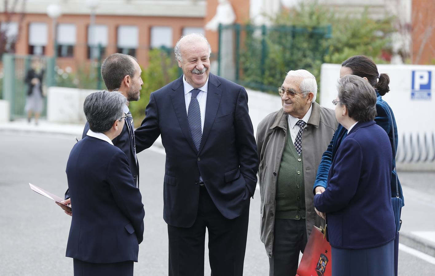 Vicente del Bosque visita el centro hospitalario Benito Menni de Valladolid