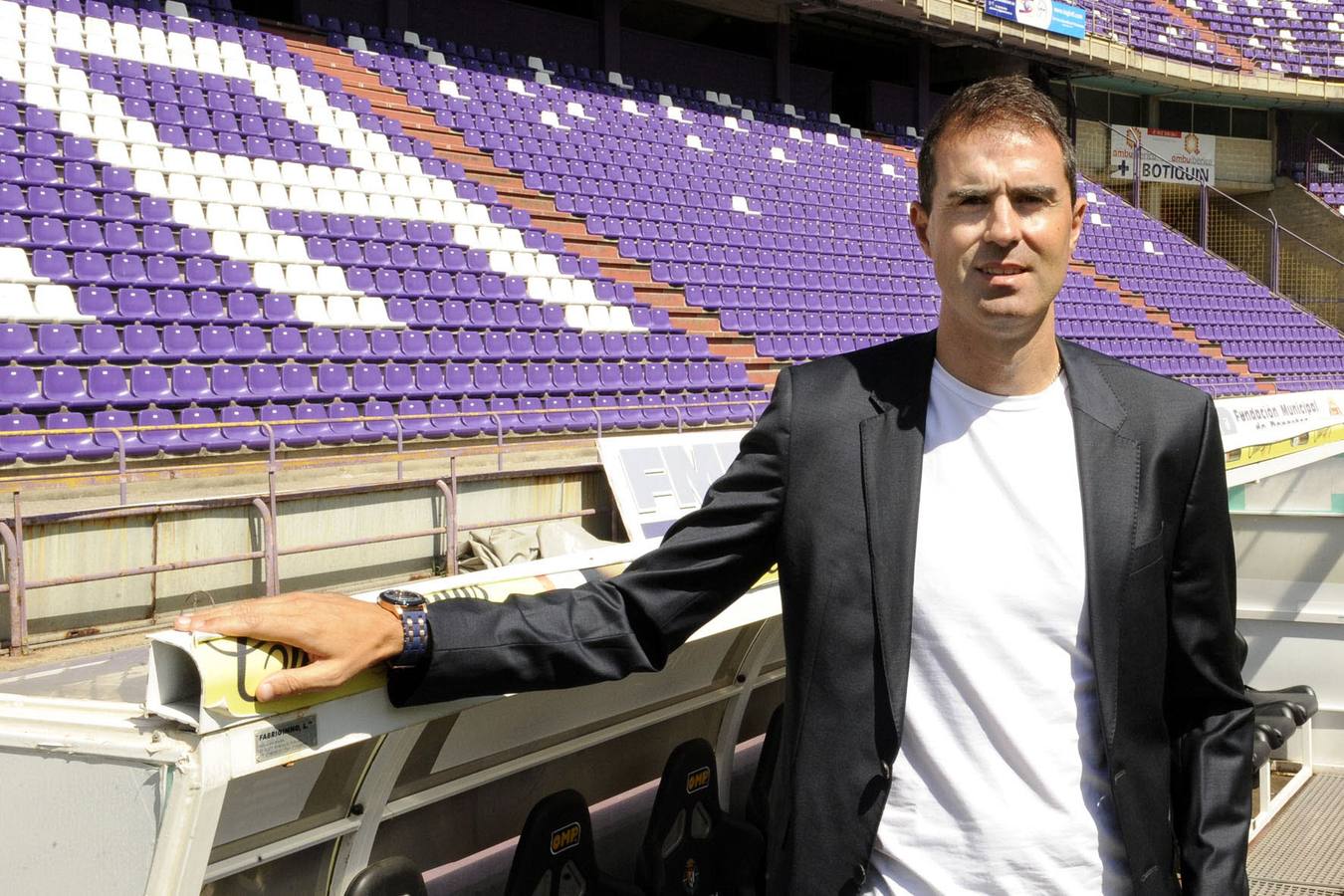 07.07.15 Gaizka Garitano, técnico del Real Valladolid, posa en el banquillo del estadio José Zorrilla durante su presentación.