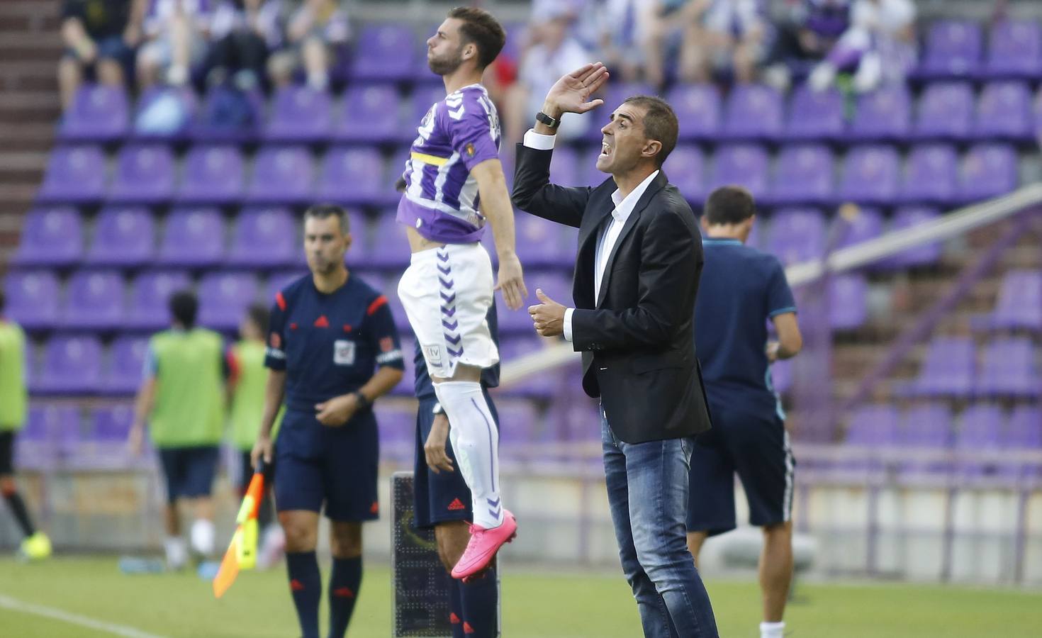 12.09.15 Rodri salta al lado de Garitano, que grita instrucciones a otros jugadores en el partido ante el Bilbao Athletic.