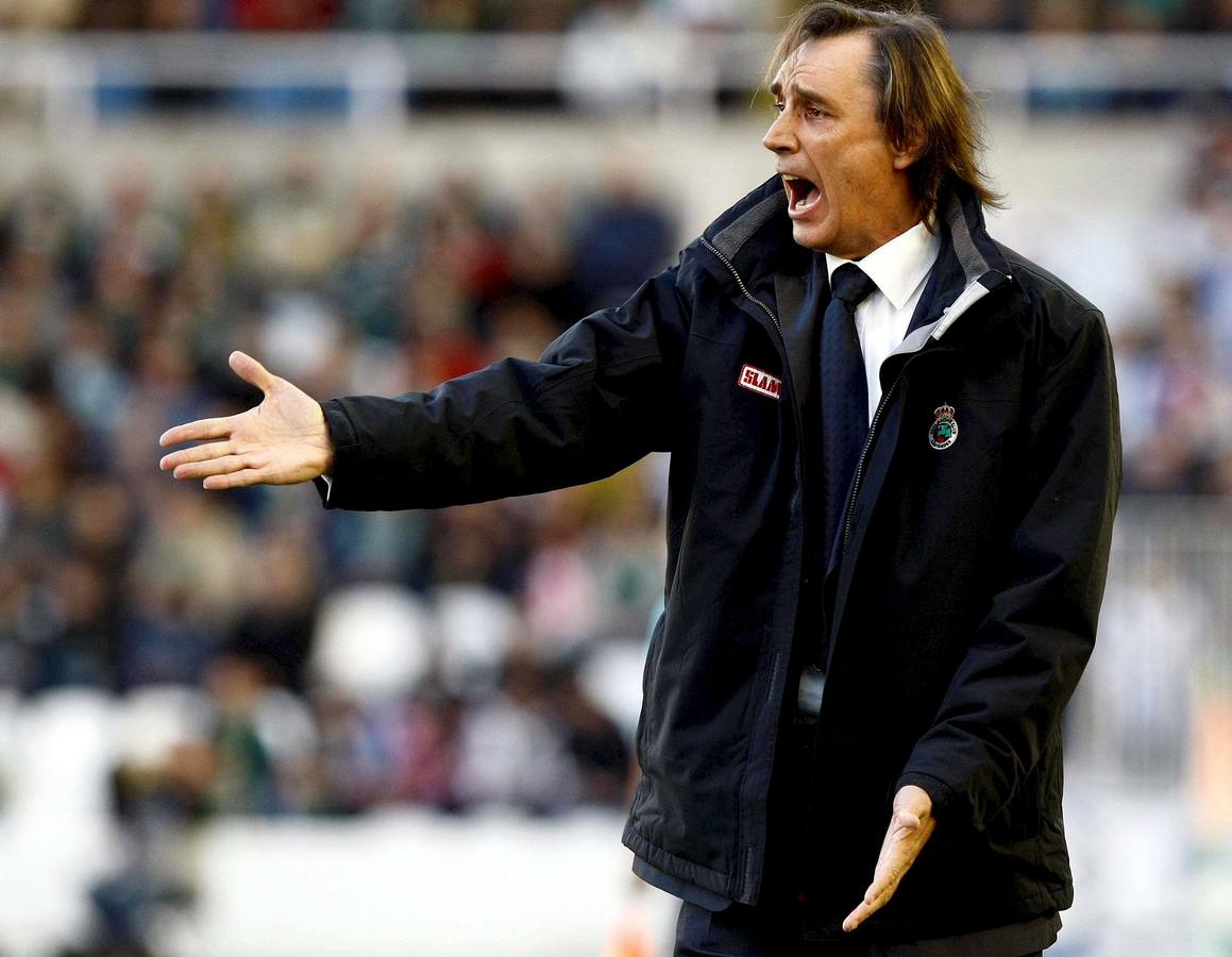 29.11.09 El entrenador del Racing de Santander, Miguel Ángel Portugal, durante el partido de Liga de Primera División, correspondiente a la duodécima jornada, que han disputado hoy contra el Deportivo de la Coruña en el estadio de El Sardinero.