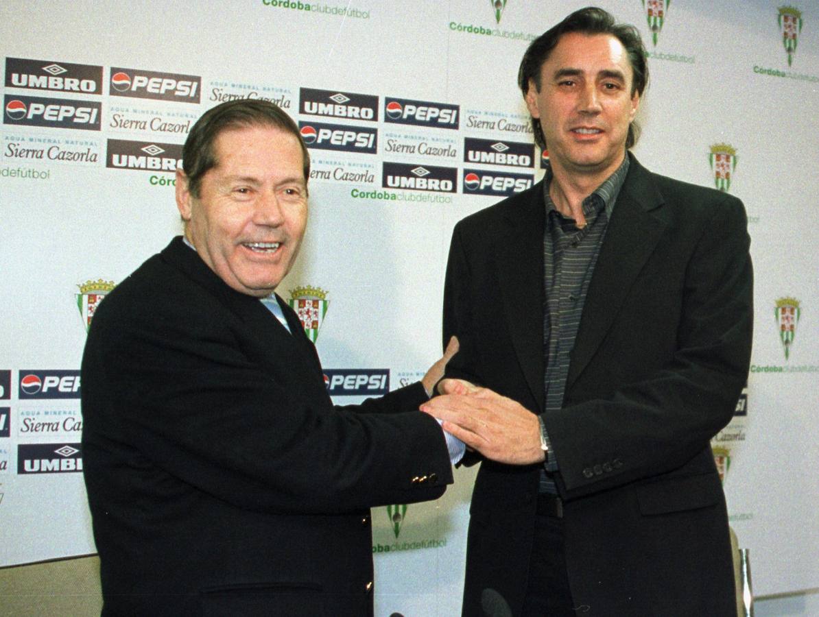 15.01.03 El nuevo director general deportivo del Córdoba CF, Miguel Angel Portugal (d), estrecha la mano del presidente del club blanquiverde, Angel Marín (i).