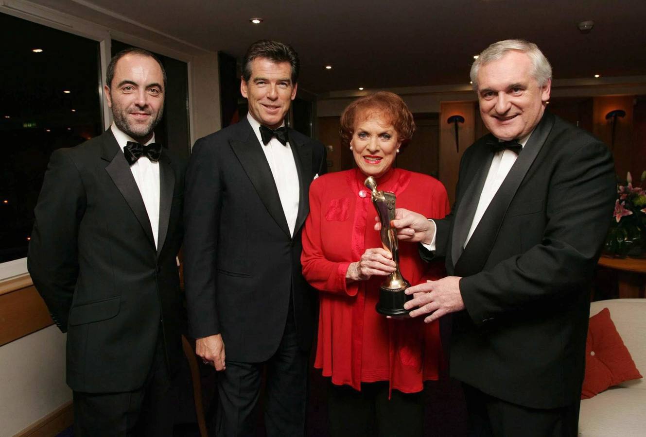 Maureen O'Hara recibe un galardón en Irlanda junto a los actores James Nesbitt y Pierce Brosnan, y Bertie Ahern, primer ministro irlandés.