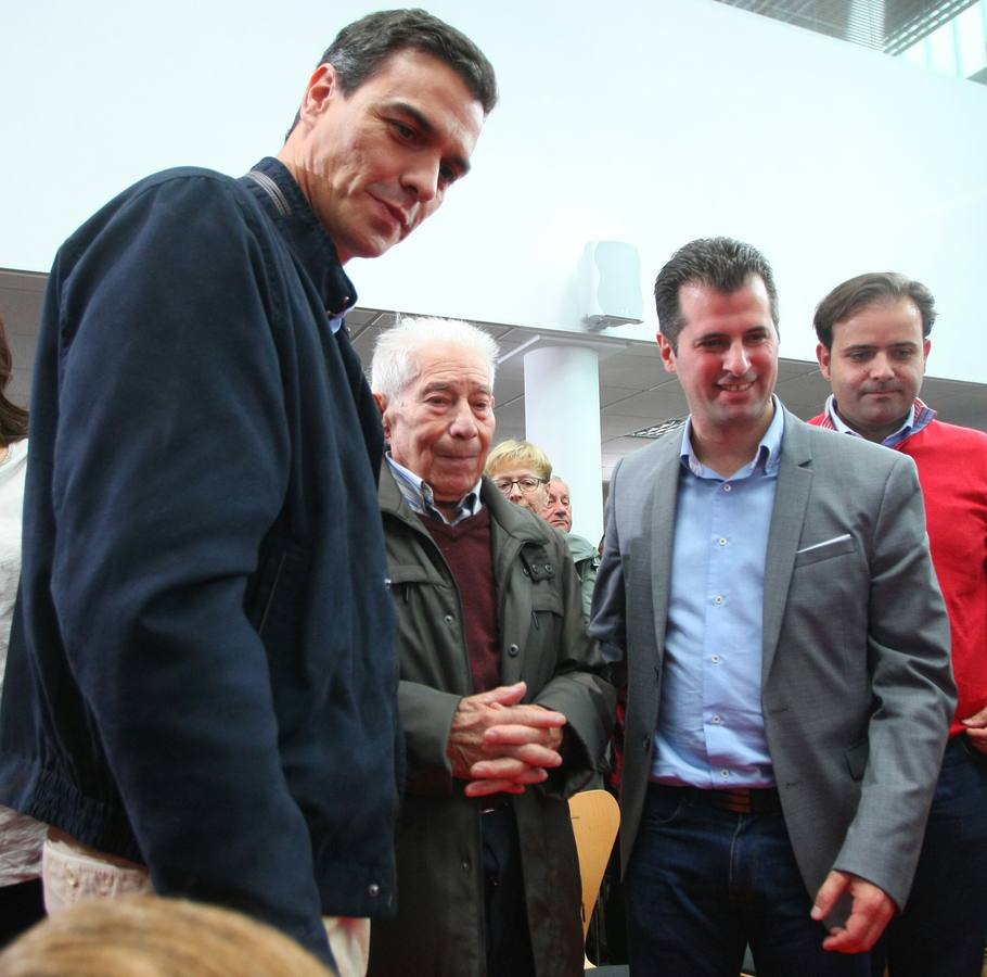 Pedro Sánchez visita León para homenajear a un militante