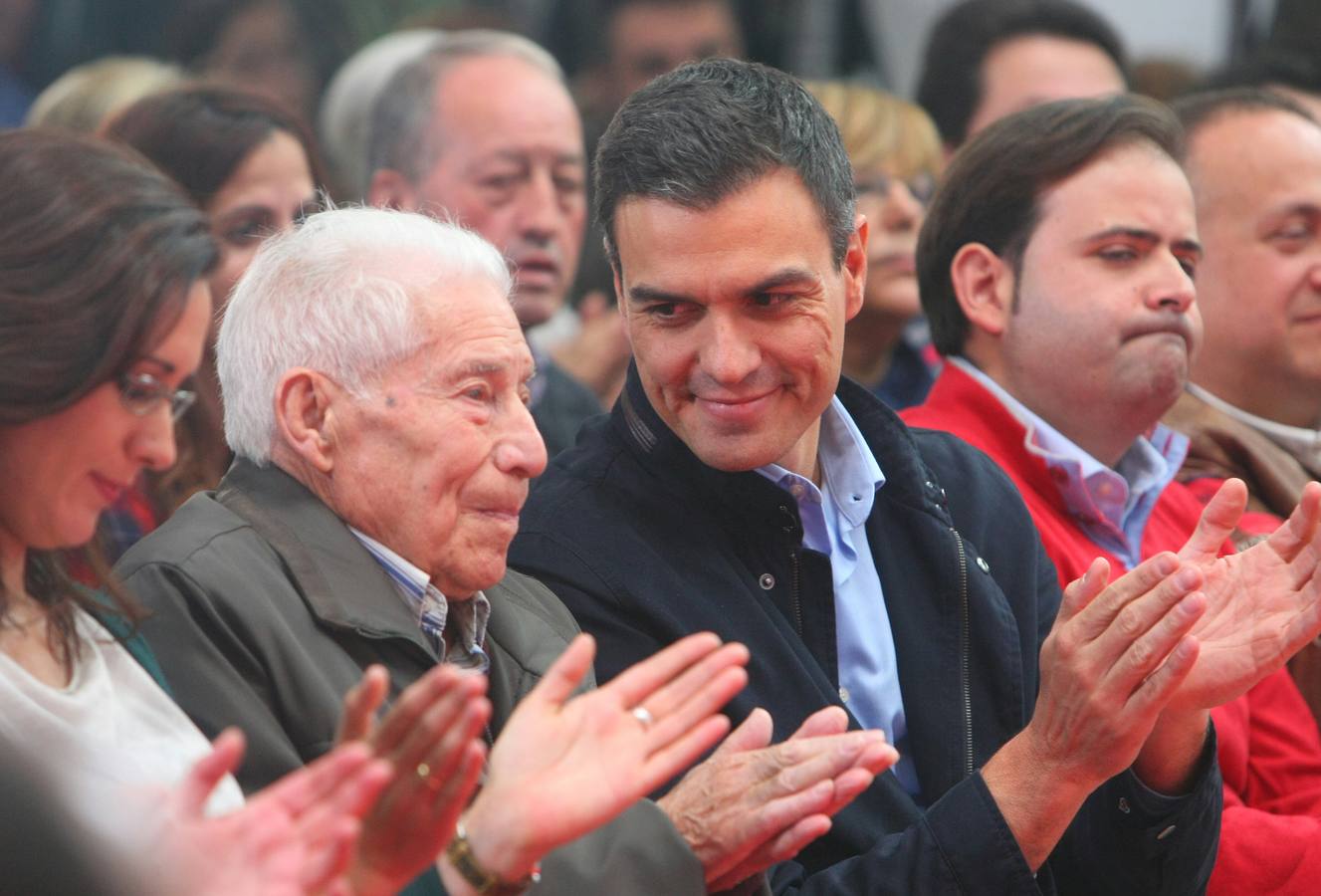 Pedro Sánchez visita León para homenajear a un militante