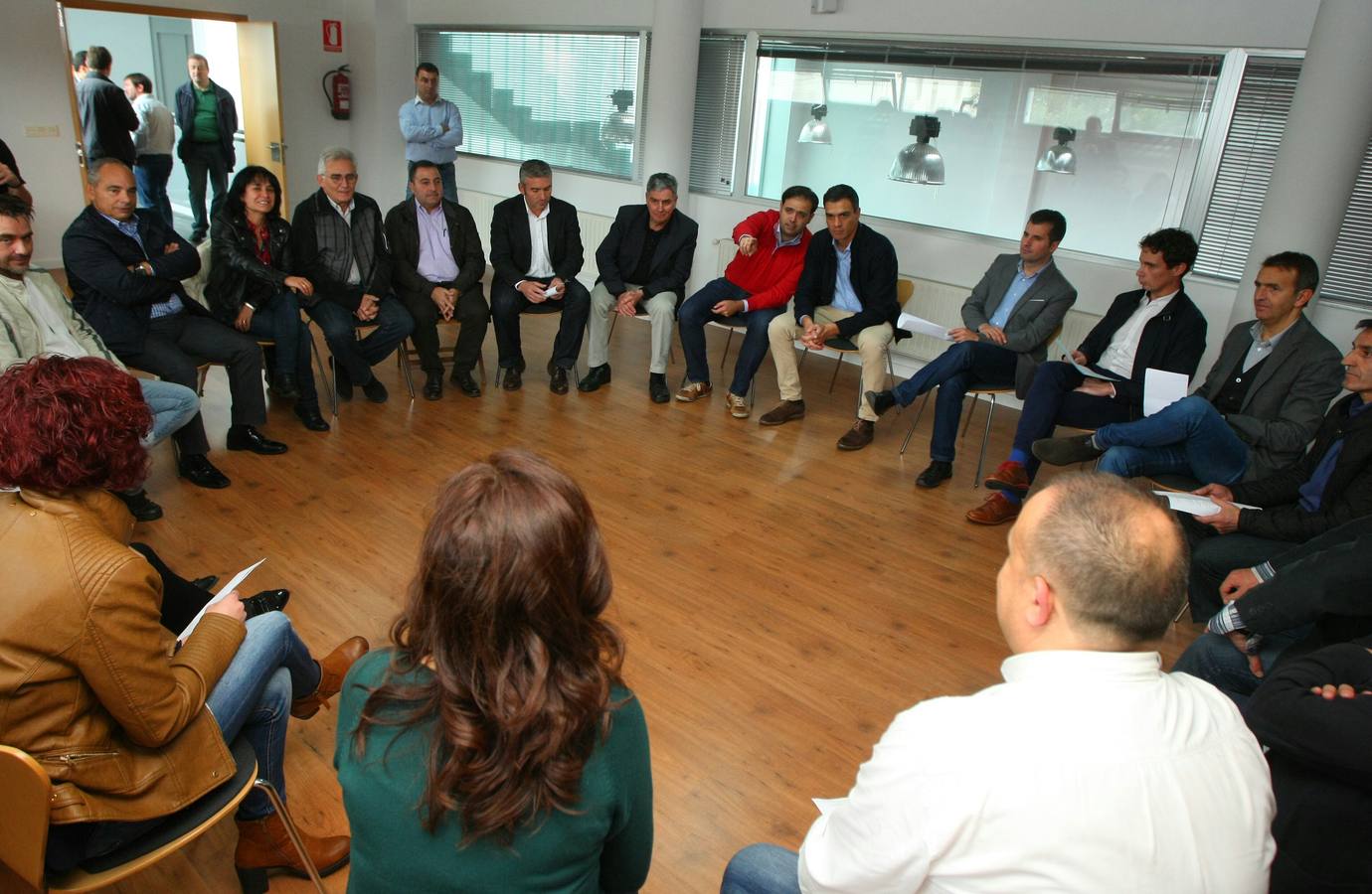 Pedro Sánchez visita León para homenajear a un militante