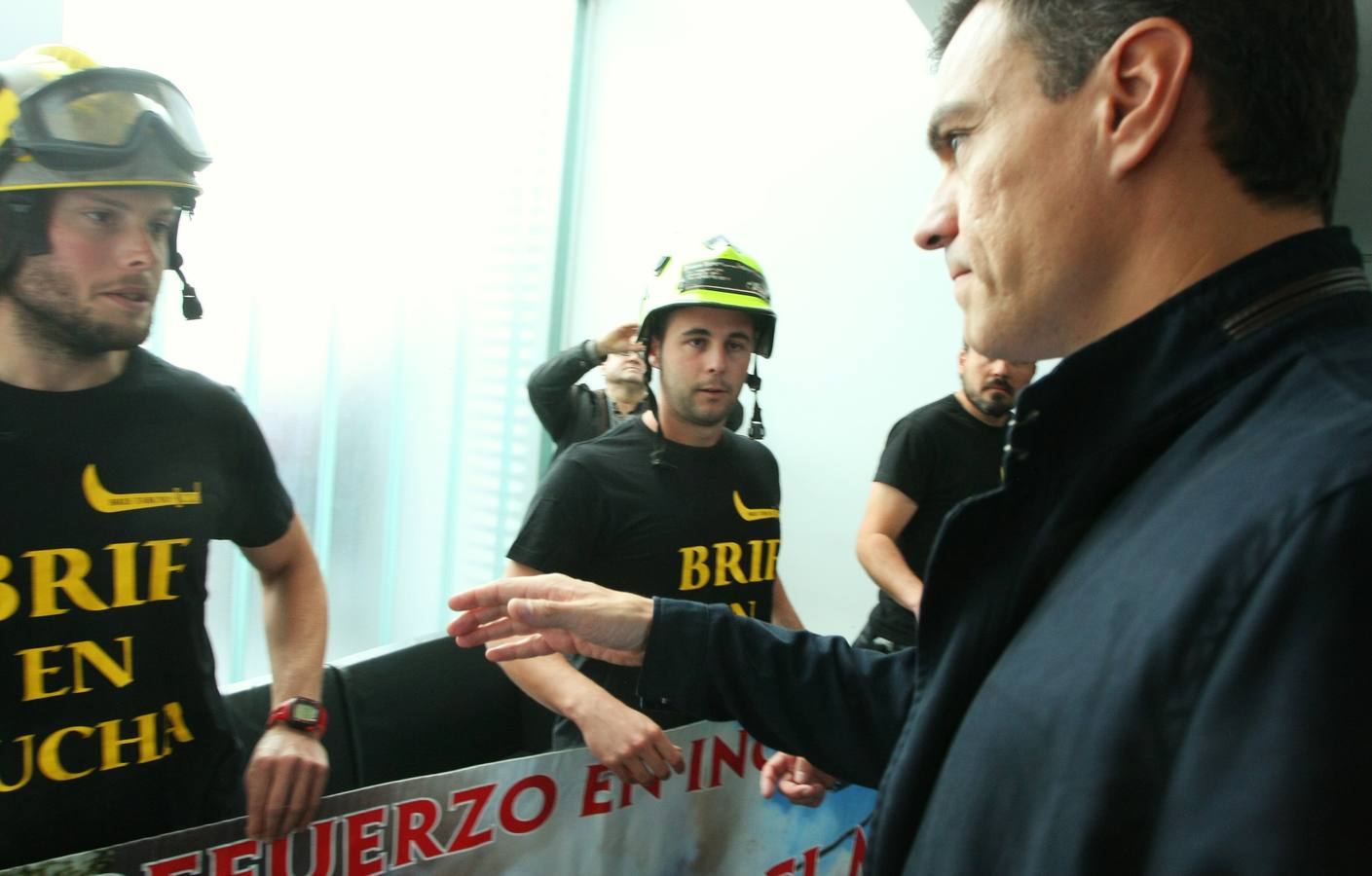 Pedro Sánchez visita León para homenajear a un militante