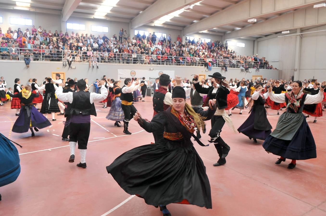 Encuentro folclórico en La Seca (Valladolid) (2/2)